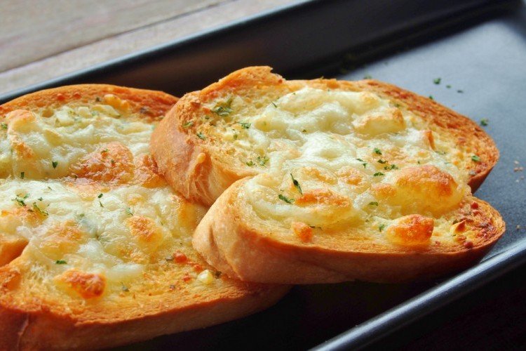 خبز بالثوم والجبنة (6 قطع)